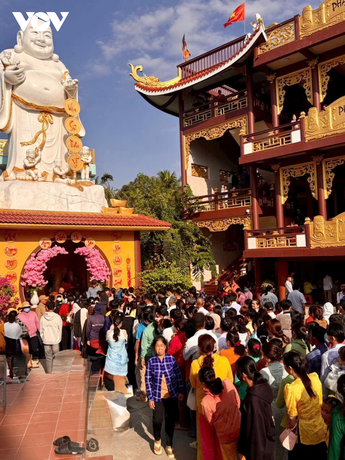 Mùng 1 Tết, nhiều ngôi chùa ở Đồng Tháp đông nghịt phật tử, du khách